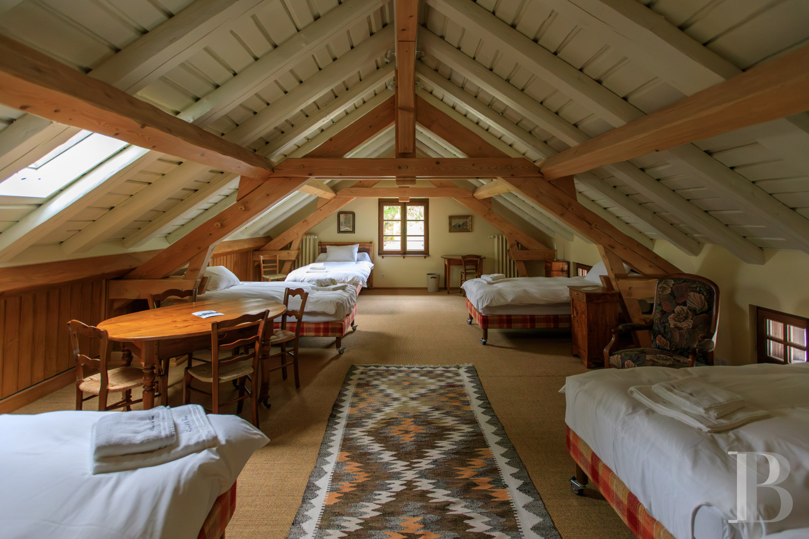 Dans le Haut-Bugey, à mi-chemin entre Lyon et Genève, une ferme abbatiale du 17e siècle transformée en une vaste et confortable demeure.  - photo  n°33